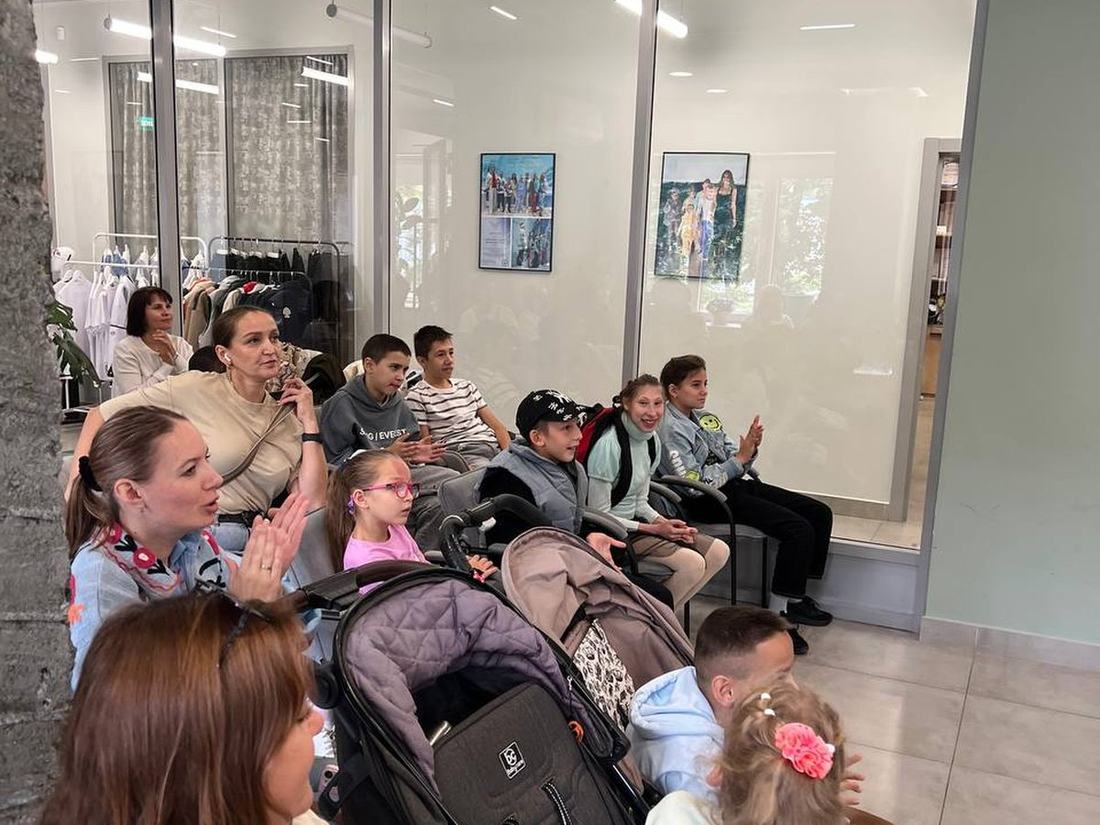Дети и мамы на спектакле